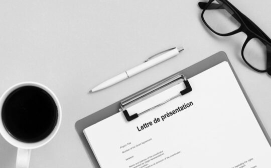 café et lunette avec lettre de présentation