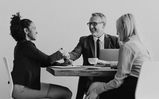 équipe de recruteur avec candidate